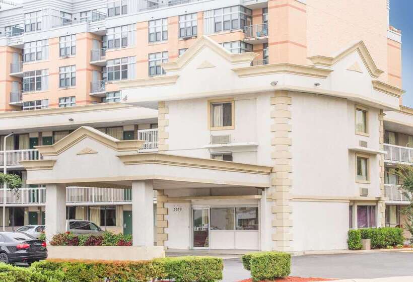 هتل Days Inn By Wyndham Arlington Pentagon