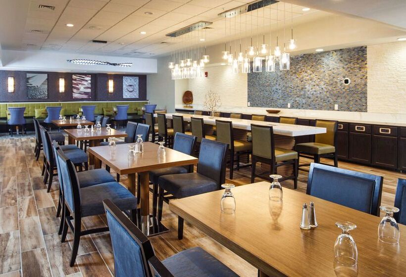 فندق Doubletree By Hilton Neenah