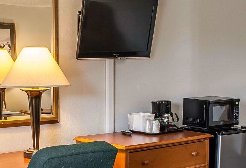 فندق Econo Lodge Inn & Suites