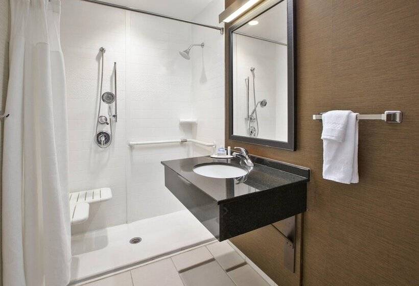 هتل Fairfield Inn & Suites By Marriott Milwaukee Downtown