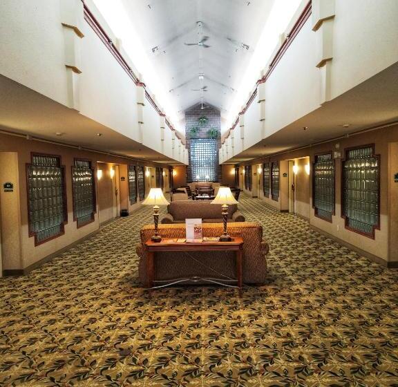 هتل La Quinta By Wyndham Appleton College Avenue