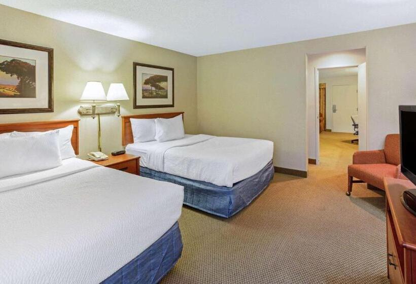 هتل La Quinta By Wyndham Appleton College Avenue