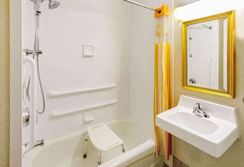 هتل La Quinta By Wyndham Appleton College Avenue