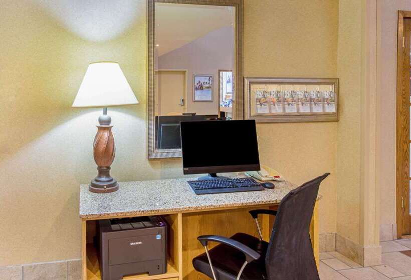 هتل La Quinta By Wyndham Appleton College Avenue