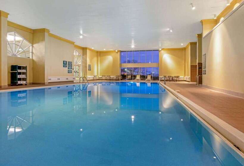 هتل La Quinta By Wyndham Appleton College Avenue