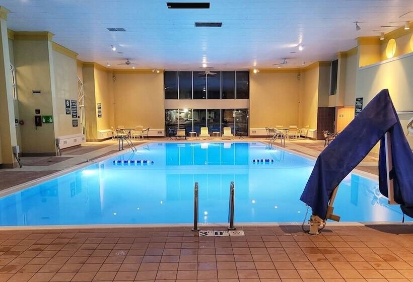 هتل La Quinta By Wyndham Appleton College Avenue