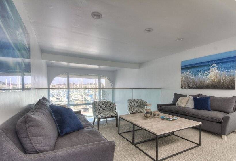 هتل Oceanside Marina Suites  A Waterfront