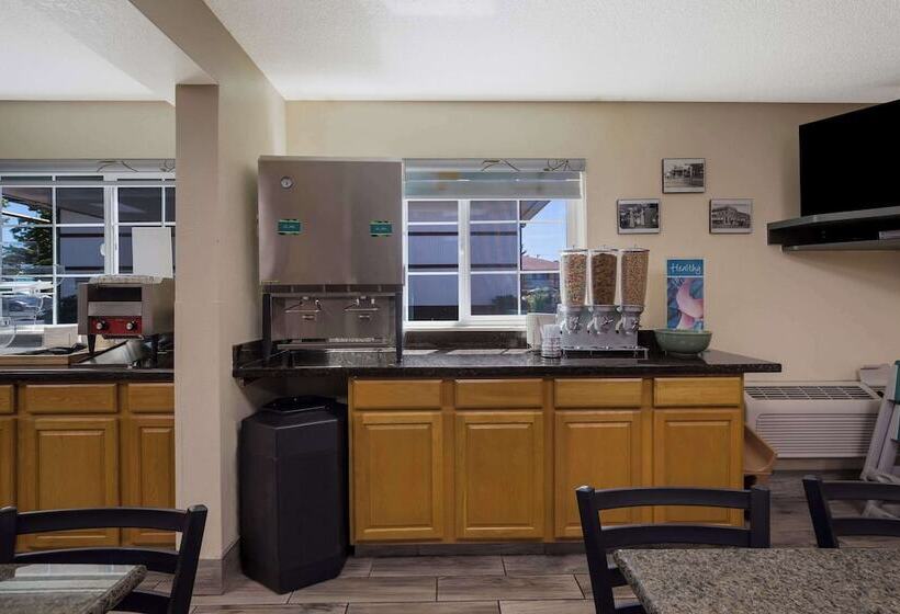 هتل Quality Inn & Suites Medford Airport