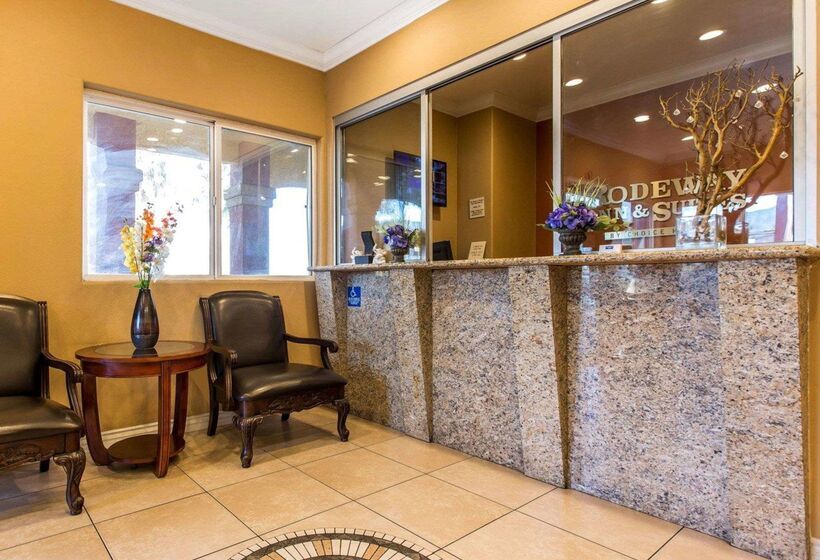 فندق Rodeway Inn & Suites Corona