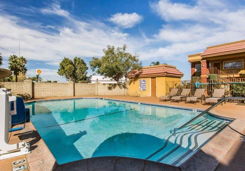 فندق Rodeway Inn & Suites Corona