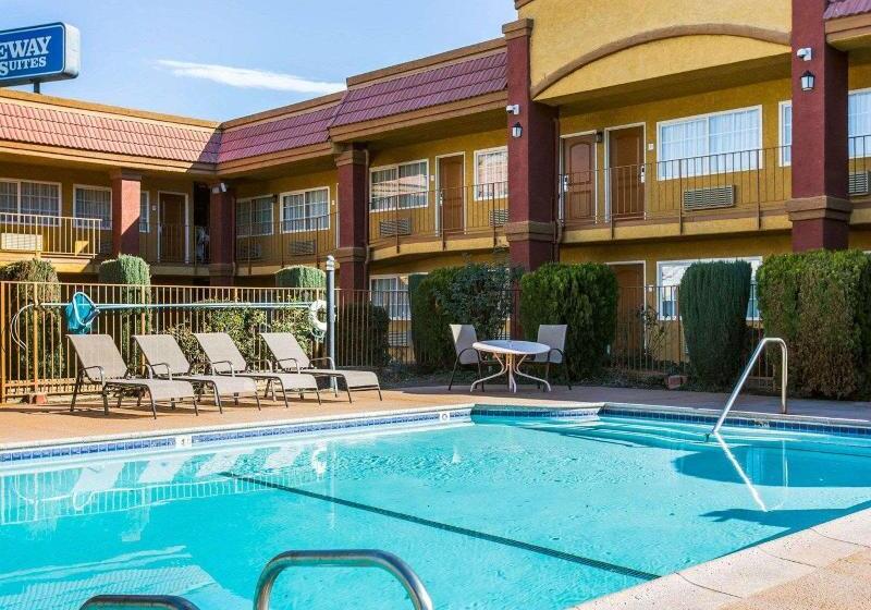 فندق Rodeway Inn & Suites Corona