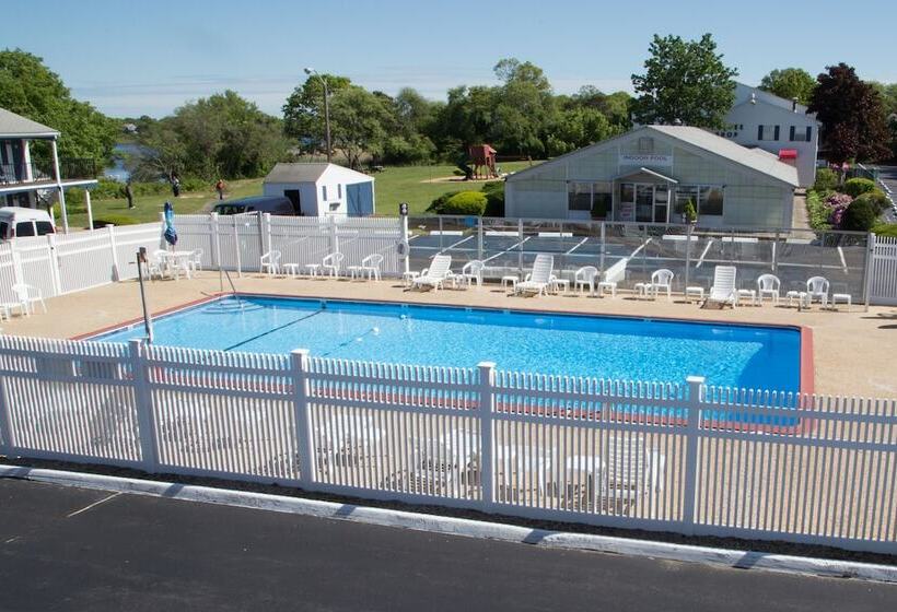 هتل The Tidewater Inn   Cape Cod