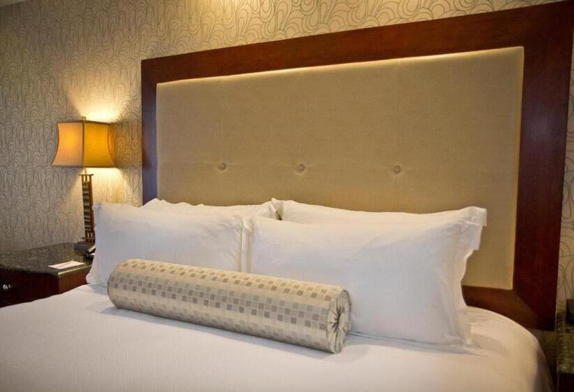 هتل Town & Country Inn And Suites