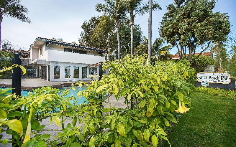 בית מלון כפרי West Beach Inn, A Coast
