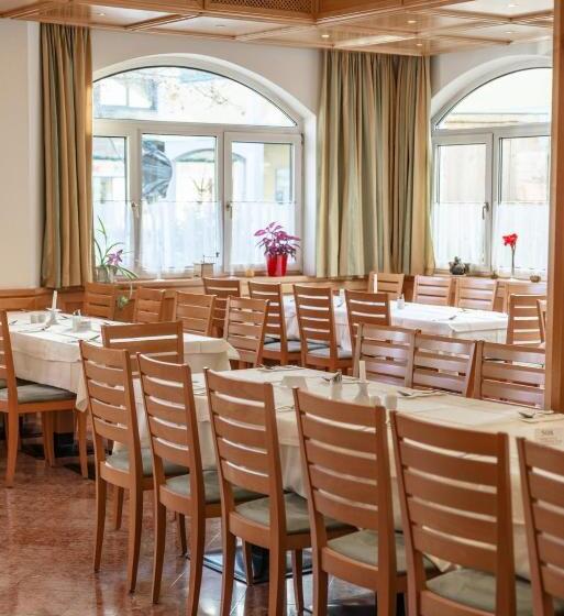 هتل Restaurant Lebzelter