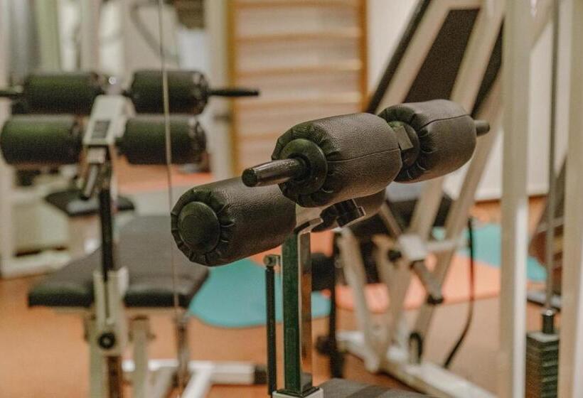 هتل Restaurant Lebzelter