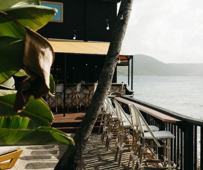 هتل The Waves At Cane Bay