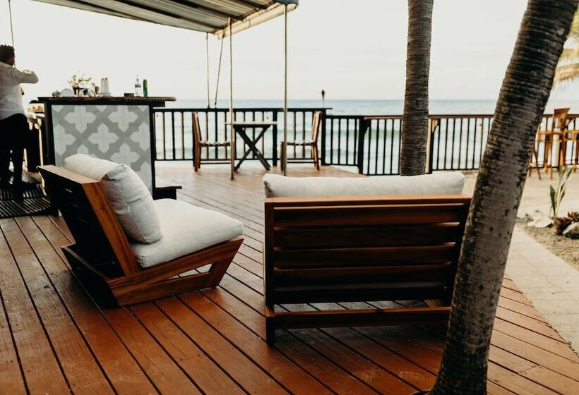 هتل The Waves At Cane Bay