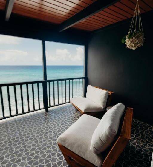 هتل The Waves At Cane Bay