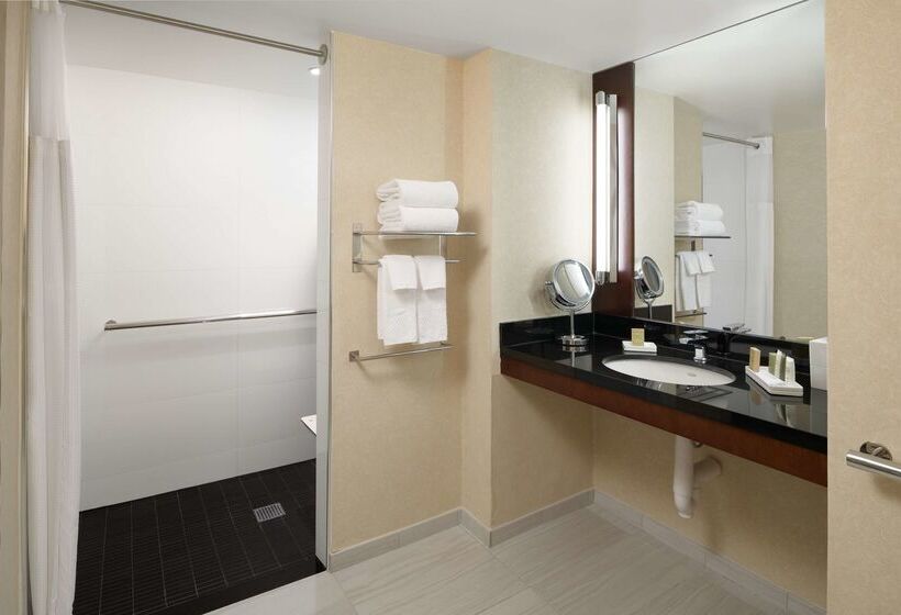 בית מלון כפרי Hilton Charlotte Uptown