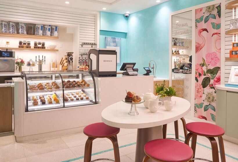 فندق Eau Palm Beach Resort & Spa