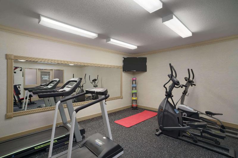 בית מלון כפרי Days Inn & Suites By Wyndham Sault Ste. Marie On