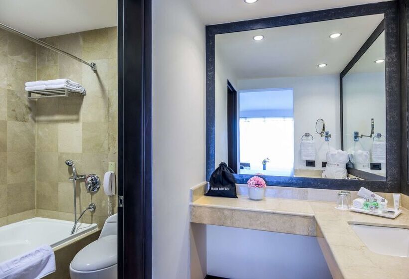 هتل NH Collection Quito Royal