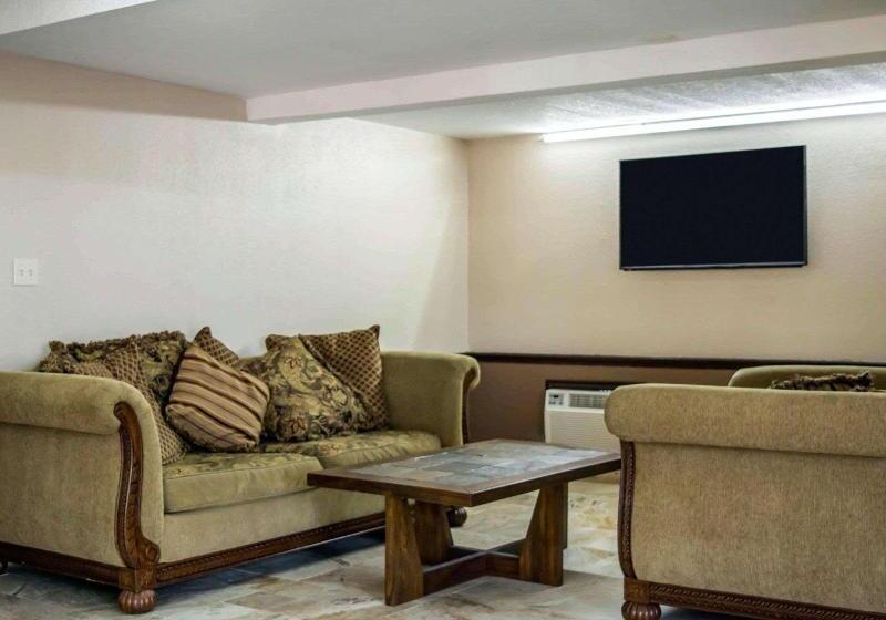 בית מלון כפרי Rodeway Inn Clearwaterdunedin