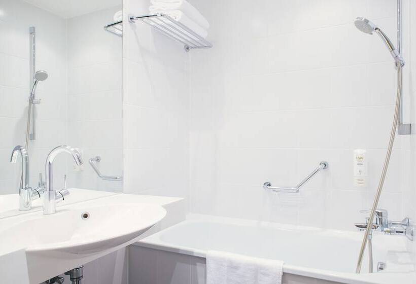 בית מלון כפרי Vienna House Easy By Wyndham Cracow