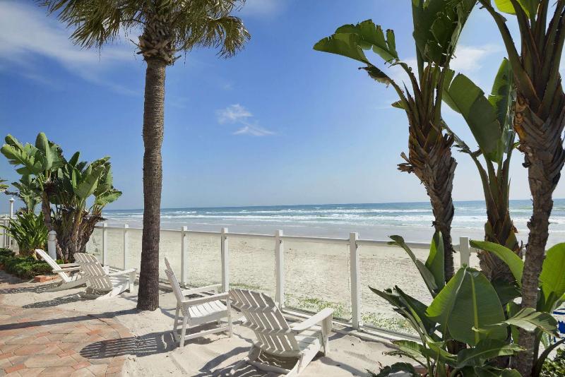 בית מלון כפרי Days Inn By Wyndham Daytona Oceanfront