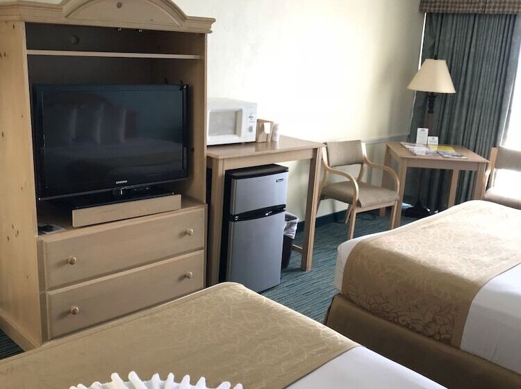 בית מלון כפרי Days Inn By Wyndham Daytona Oceanfront
