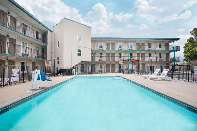 בית מלון כפרי Days Inn By Wyndham Harrison