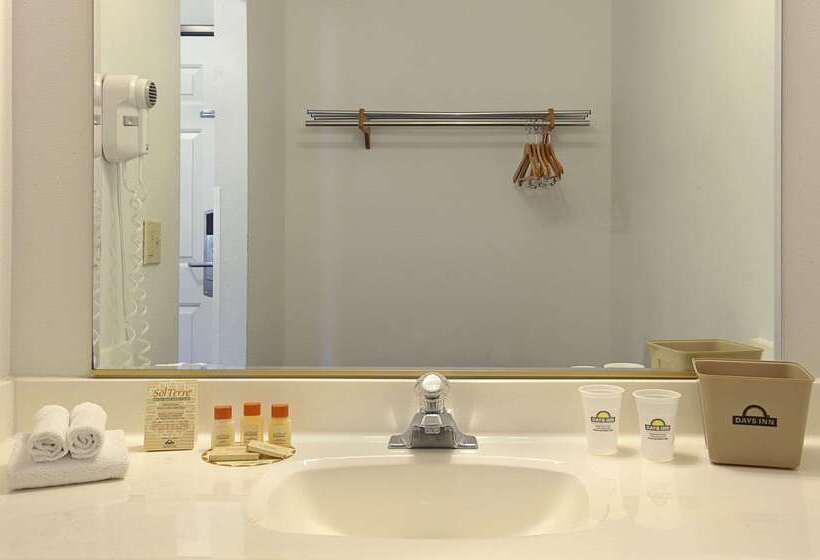 Отель Days Inn & Suites By Wyndham Lolo