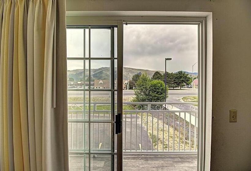 Отель Days Inn & Suites By Wyndham Lolo