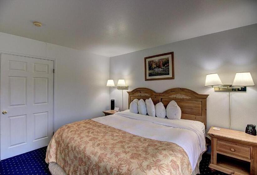 Отель Days Inn & Suites By Wyndham Lolo