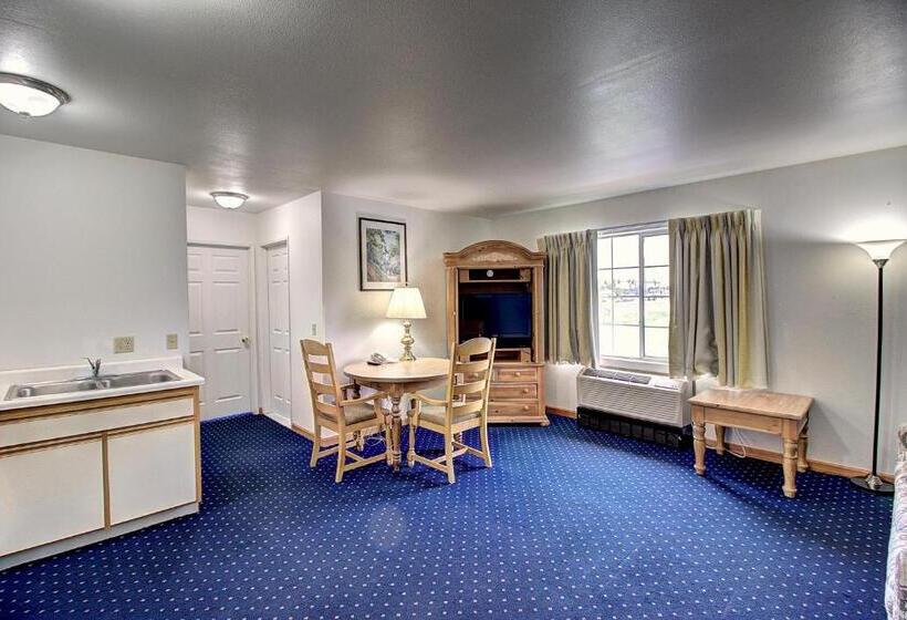Отель Days Inn & Suites By Wyndham Lolo