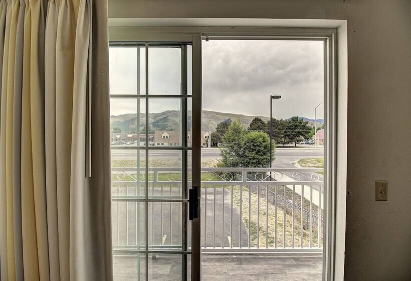Отель Days Inn & Suites By Wyndham Lolo