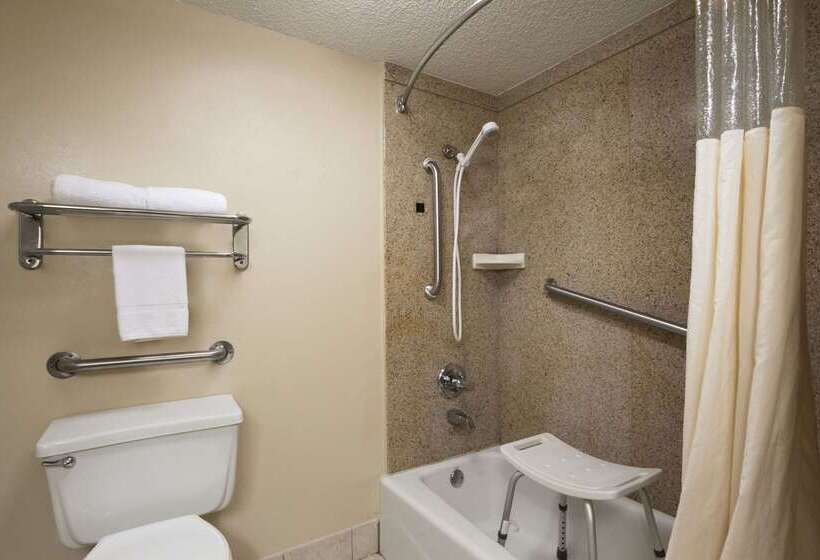 هتل Days Inn & Suites By Wyndham Tuscaloosa  Univ. Of Alabama