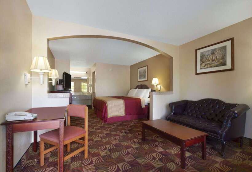 هتل Days Inn & Suites By Wyndham Tuscaloosa  Univ. Of Alabama