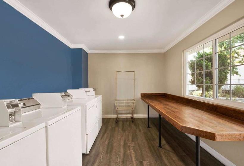 בית מלון כפרי Days Inn & Suites By Wyndham San Diego Sdsu
