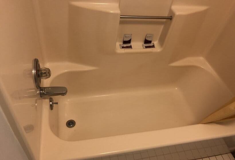 בית מלון כפרי Denison Inn & Suites