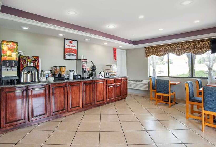 בית מלון כפרי Econo Lodge Inn & Suites