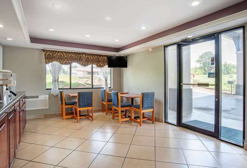 בית מלון כפרי Econo Lodge Inn & Suites