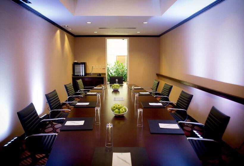 هتل Embassy Suites By Hilton Alexandria Old Town