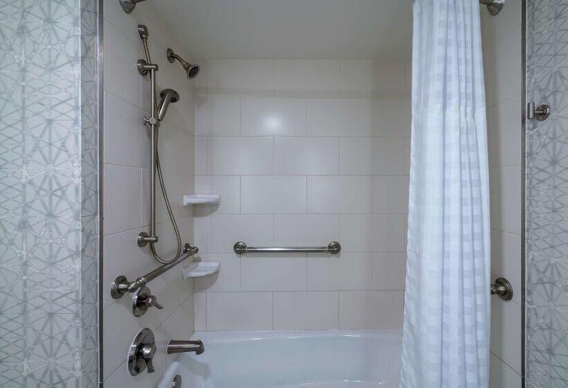 هتل Embassy Suites By Hilton Alexandria Old Town