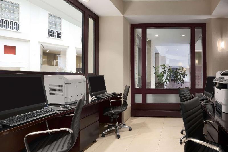 هتل Embassy Suites By Hilton Alexandria Old Town