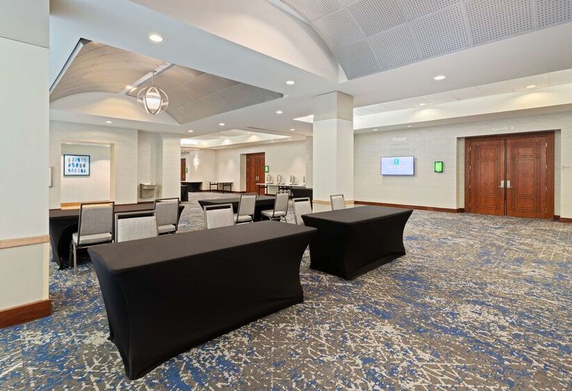 בית מלון כפרי Embassy Suites By Hilton Tampa Usf Near Busch Gardens