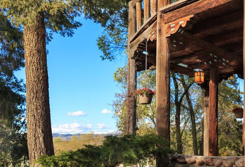 هتل Inn Of The Turquoise Bear