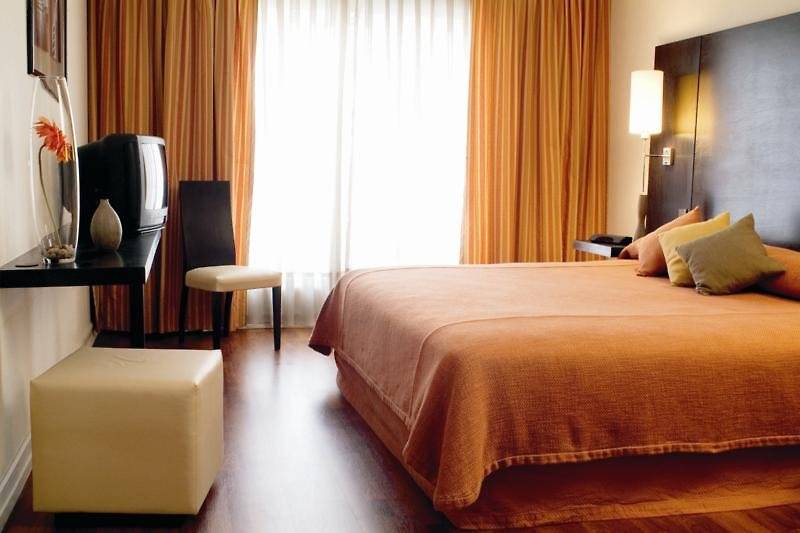 هتل NH Ciudad De Santiago