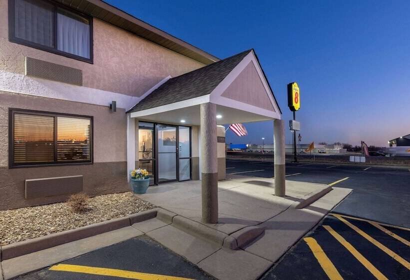 فندق على الطريق Super 8 By Wyndham Pratt